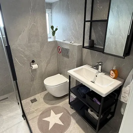 Sea View Luxury Beachfront 2br Apartmán Néoi Epivátai